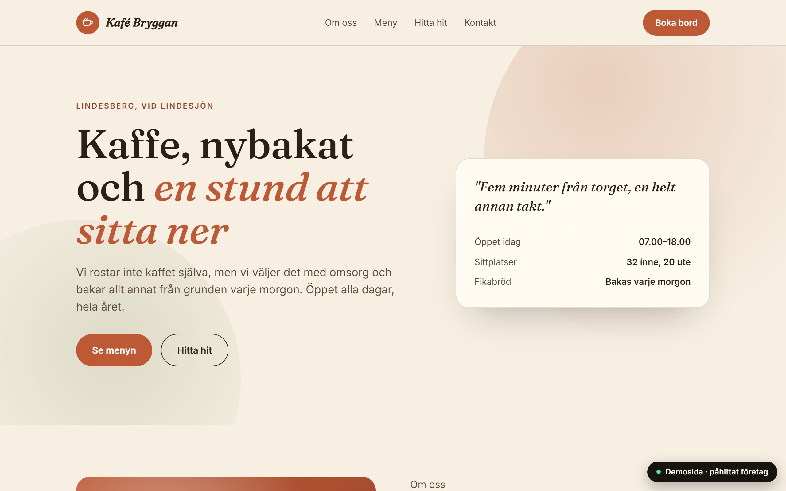 Startsidan för Kafé Bryggan, en demosajt för ett kafé i varm redaktionell stil.