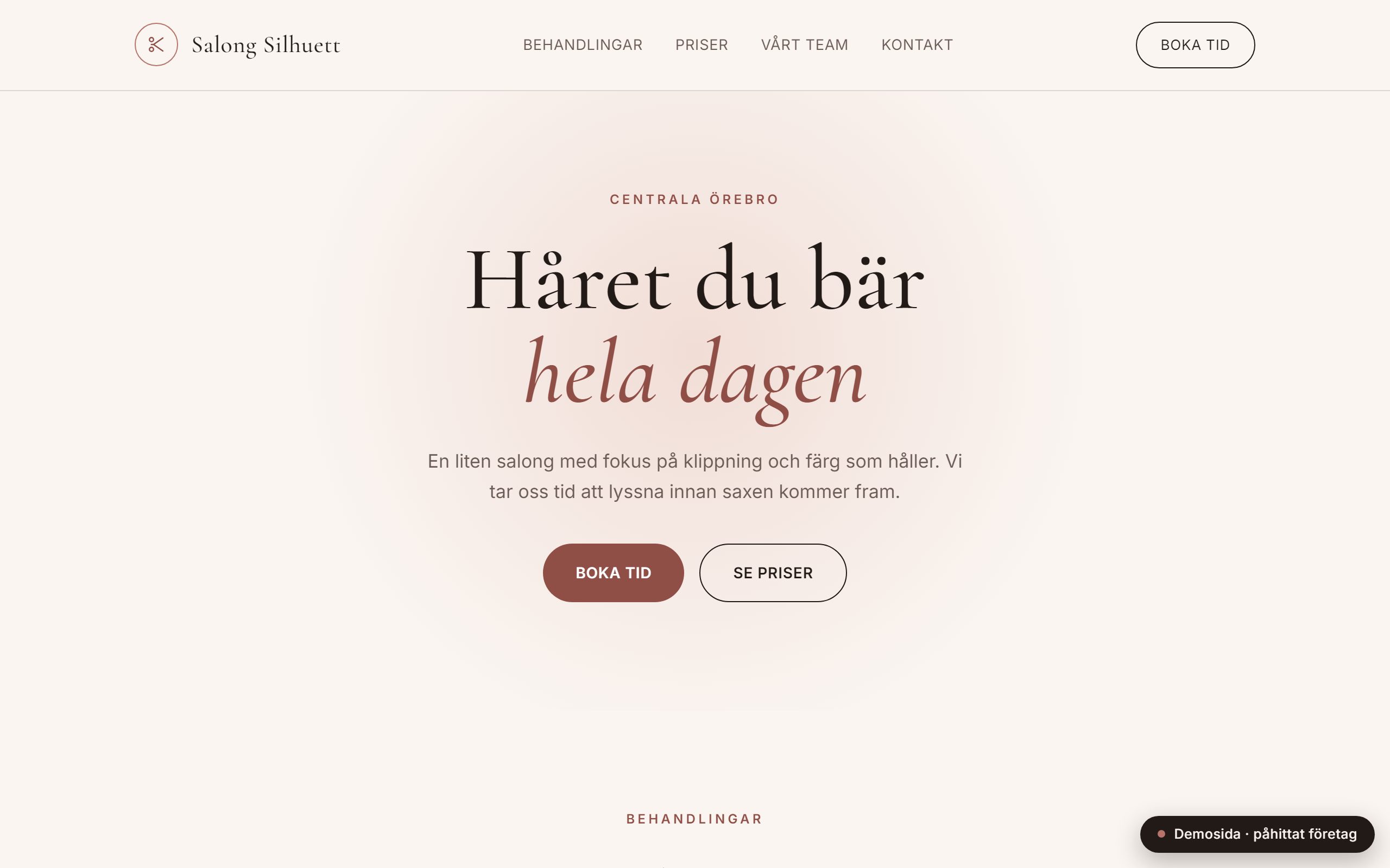Startsidan för Salong Silhuett, en demosajt för en hårsalong i rosa och centrerad stil.
